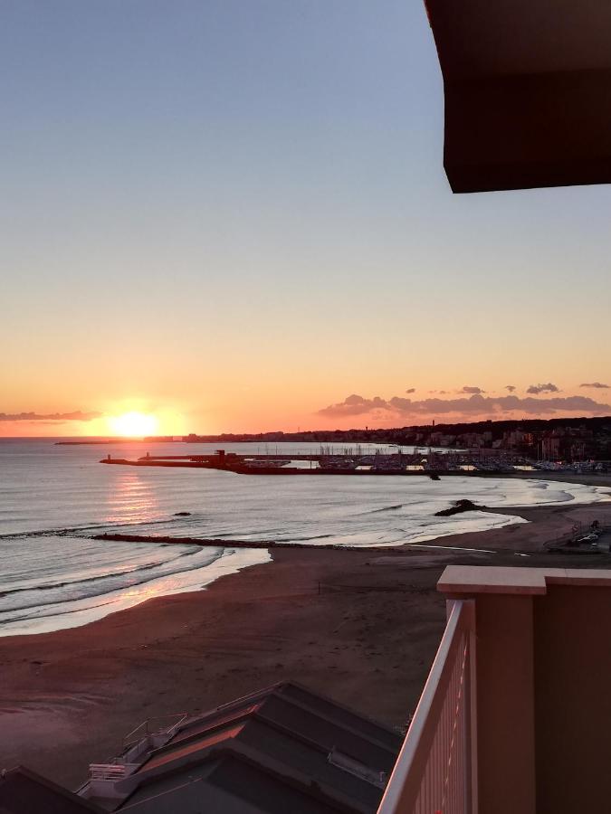 ネットゥーノLa Terrazza Sul Tirrenoアパートメント エクステリア 写真
